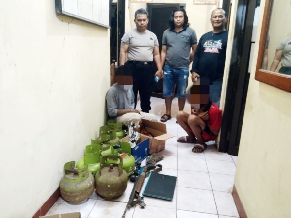 Polisi mengamankan HW dan D terduga pelaku pencurian Warung Mi Ayam Batuwarno. (HUMAS POLRES WONOGIRI FOR RADAR SOLO).