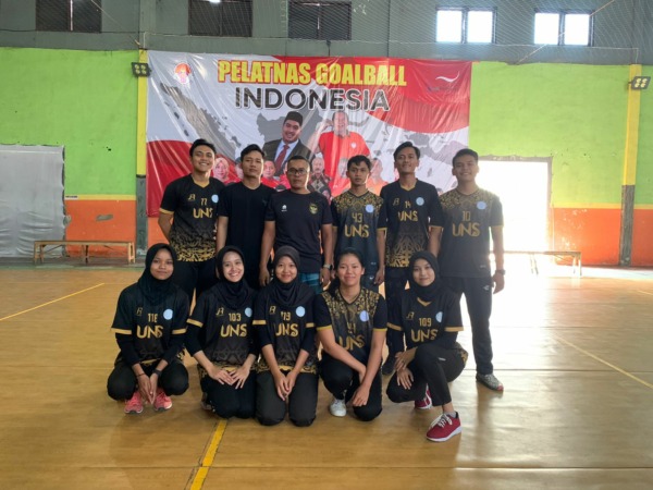 10 Mahasiswa Fakultas Keolahragaan UNS yang ikut serta dalam tim Magang NPC Goalball Indonesia. (ISTIMEWA)