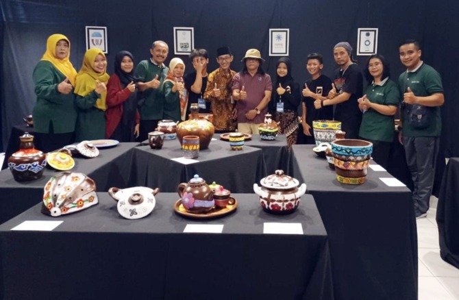 Guru dan sejumlah karya pameran Gerabah Batik Tradisi, Selasa (13/6/2023).  Pameran karya siswa SMPN 10 Surakarta ini diselenggarakan dalam rangka gelar karya Projek Penguatan Profil Pelajar Pancasila (P5). (RADAR SOLO PHOTO)
