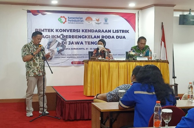 Penggunaan motor listrik mulai banyak, Kemenperin gelar Bimtek Konversi bagi para pelaku IKM perbengkelan roda dua di Kota Solo, Rabu (21/6/2023). (ANTONIUS CHRISTIAN/RADAR SOLO)