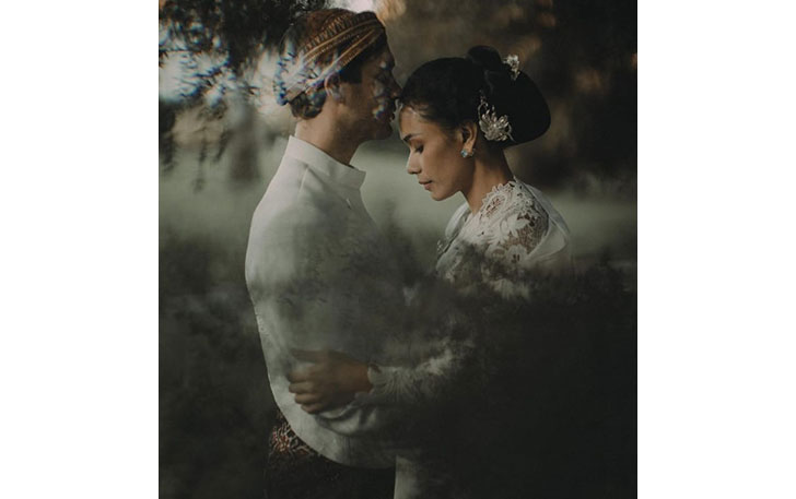 Potret Adinia Wirasti bersama sang suami, Michael Wahr dalam balutan busana pengantin. (Instagram @adiniawrst)