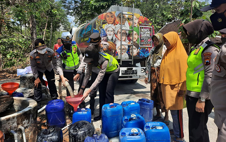 Polres Sukoharjo membagikan bantuan air bersih ke warga, tahun lalu. (IWAN KAWUL/RADAR SOLO)