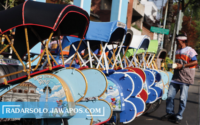 TEROBOSAN BARU: Becak wisata salah satu upaya untuk Dishub Kota Surakarta mempertahankan eksistensi transportasi tradisional di Kota Solo. (M. IHSAN/RADAR SOLO)