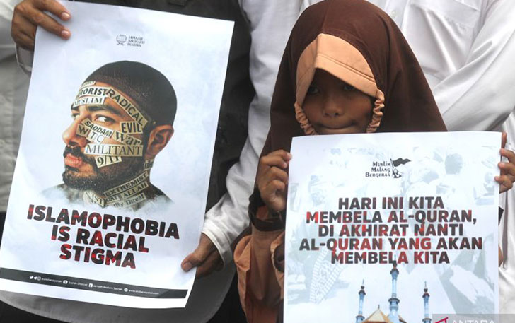 Pengunjuk rasa yang tergabung dalam komunitas Muslim Malang Bergerak membawa poster saat berunjuk rasa mengecam aksi pembakaran kitab suci Alquran yang dilakukan oleh politisi asal Swedia Rasmus Paludan pada Januari lalu. (ANTARA FOTO/Ari Bowo Sucipto)