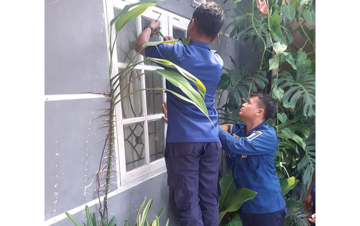Petugas Damkar Klaten saat melakukan penyelamatan anak yang terkunci di kamar tidur di Desa Merbung, Kecamatan Klaten Selatan, Selasa (27/6). (Dokumentasi Satpol PP dan Damkar Klaten)