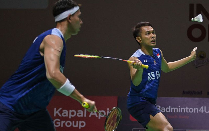 Ganda putra Indonesia Fajar Alfian (kanan) dan Muhammad Rian Ardianto (kiri) saat melawan wakil Denmark Jeppe Bay dan Lasse Molhede dalam babak pertama Indonesia Open 2023 di Istora Senayan, Jakarta, Selasa (13/6). (ANTARA/Aditya Pradana Putra)
