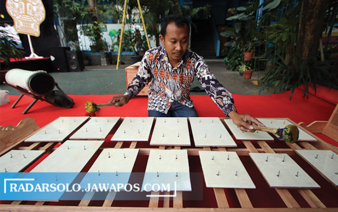 BARU: Sunarso memainkan perangkat gamelan dari bahan keramik kemarin (19/6/2023). (ARIEF BUDIMAN/RADAR SOLO)