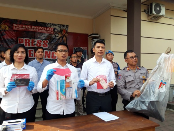 Cangkul yang digunakan untuk menguburkan janin disita Polres Boyolali. (DOK.POLRES BOYOLALI)