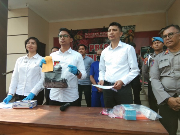Kasat Reskrim Polres Boyolali AKP Donna Briadi (dua dari kiri) beri keterangan terkait pengungkapan kasus pengguguran bayi, Senin (26/6/2023). (DOK.POLRES BOYOLALI).