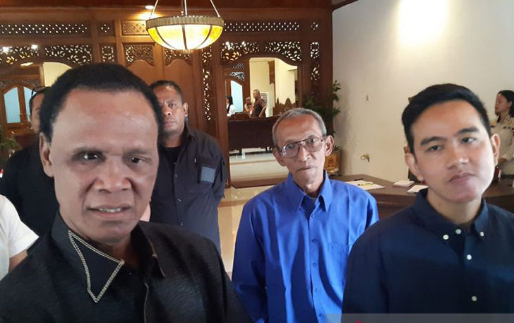Hercules dan Wali Kota Solo Gibran Rakabuming Raka saat bertemu di Balai Kota Solo, Kamis (15/6). (ANTARA/Aris Wasita)