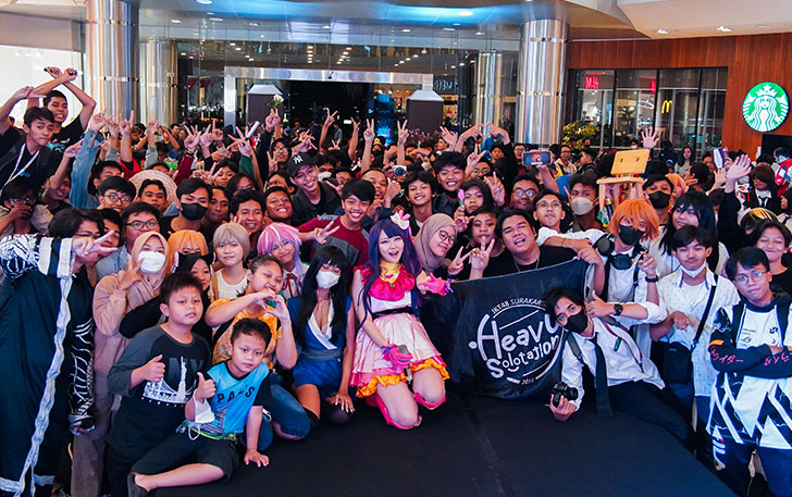 Andela Yuw ex member JKT48 (pink) berfoto bersama pengunjung HPMD.