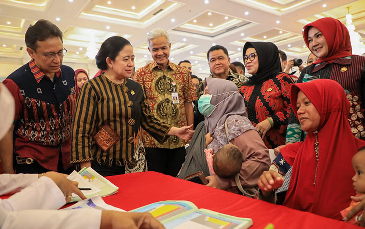 (Dari kiri ke kanan) Menkes Budi Gunadi Sadikin, Ketua DPR RI Puan Maharani, Gubernur Jateng Ganjar Pranowo, Bupati Sukoharjo Etik Suryani, dan Bupati Klaten Sri Mulyani saat meninjau pelaksanaan Imunisasi IPV2 di Grha Bung Karno, Klaten, Rabu (21/6). (I