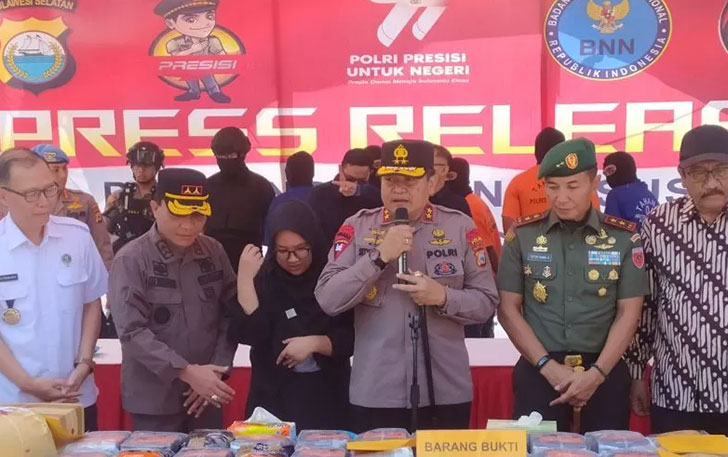 Kapolda Sulsel Irjen Pol. Setyo Boedi Moempoeni (tengah) bersama jajaran. (ANTARA/Darwin Fatir)