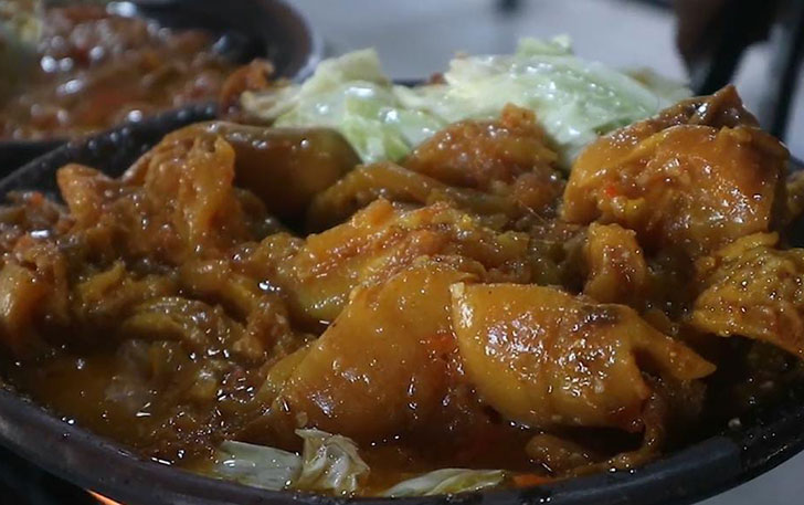 Kikil monster yang disajikan dalam cobek panas dijual di salah satu warung makan di Papahan, Tasikmadu, Karanganyar. (RUDI HARTONO/RADAR SOLO)