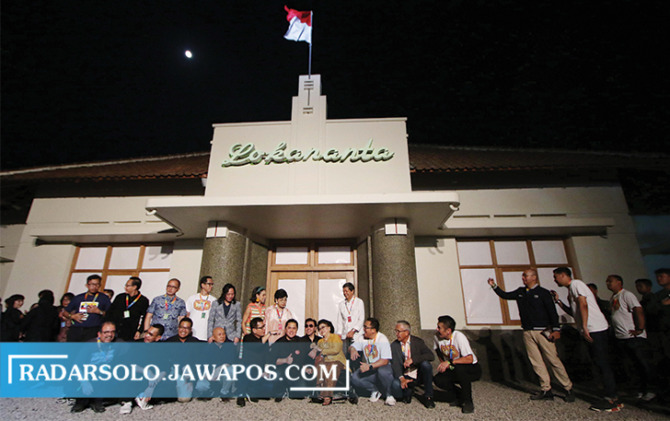 BERMETAMORFOSIS: Menteri BUMN bersama para musisi berbagai zaman di halaman Lokananta, Sabtu (3/6/2023) malam. Studio musik yang menyimpan banyak sejarah ini kembali digairahkan. Diharapkan, karya-karya besar lahir kembali dari sini. (ARIEF BUDIMAN/RADAR