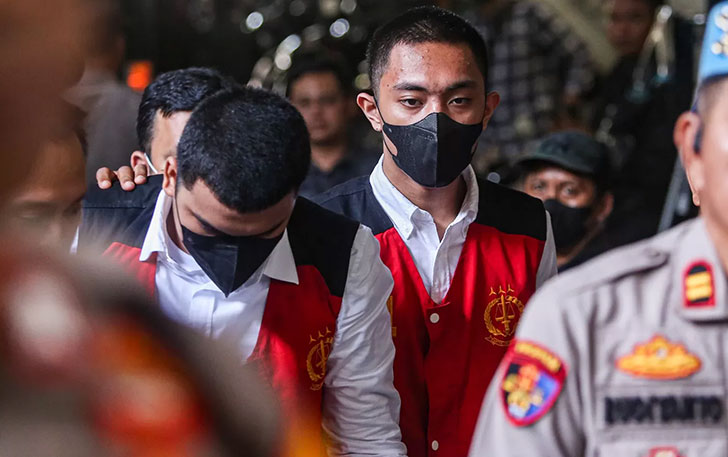 Terdakwa kasus penganiayaan terhadap Cristalino David Ozora, Mario Dandy Satriyo (kanan) dan Sean Lukas (kiri) saat tiba untuk menjalani sidang perdana di Pengadilan Negeri Jakarta Selatan, Selasa (6/6). (Salman Toyibi/JawaPos.com)