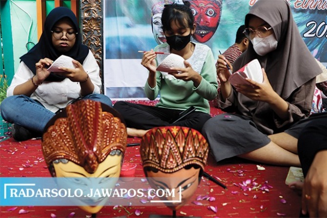 FOKUS: Peserta melukis topeng memperingati Hari Lahir Pancasila di Taman Cerdas Sukarno-Hatta, Kamis (1/6/2023). (M. IHSAN/RADAR SOLO)