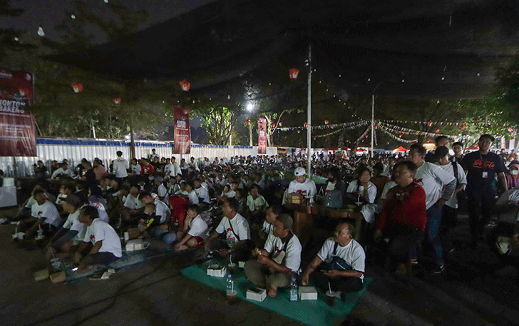Pendukung Prabowo Subianto gelar nonton bareng (nobar) FIFA Matchday Indonesia vs Argentina di Latar Ombo, Taman Balekambang yang digelar relawan Prabowo Mania 08 Senin (19/6). (M.IHSAN/RADAR SOLO)