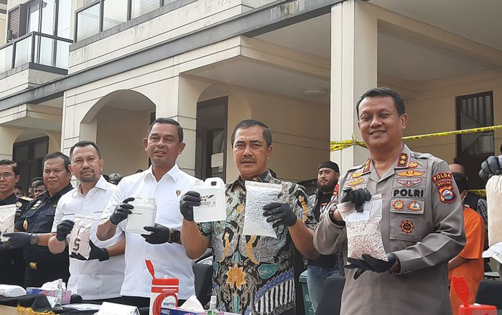 Kabareskrim Polri Komjen Polisi Agus Andrianto (dua kanan) saat menunjukkan barang bukti hasil ungkap pabrik pembuatan ekstasi jaringan internasional di Kabupaten Tangerang, Banten, Jumat (2/6). (ANTARA/Azmi Samsul Maarif)
