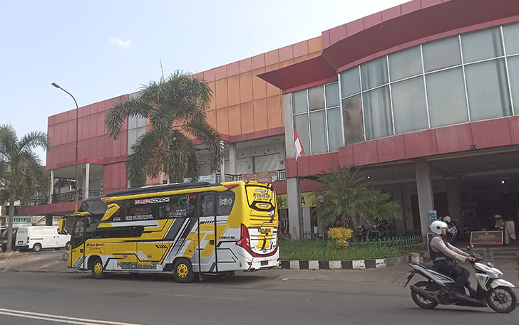 Bus pariwisata di depan Pasar Ir. Soekarno Sukoharjo. Nantinya Trans Jateng akan melintas di pasar ini. (IWAN KAWUL/RADAR SOLO)