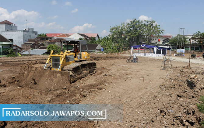 DIRATAKAN: Lokasi proyek untuk pembangunan Pasar Mebel, Kamis (8/6/2023). (M. IHSAN/RADAR SOLO)