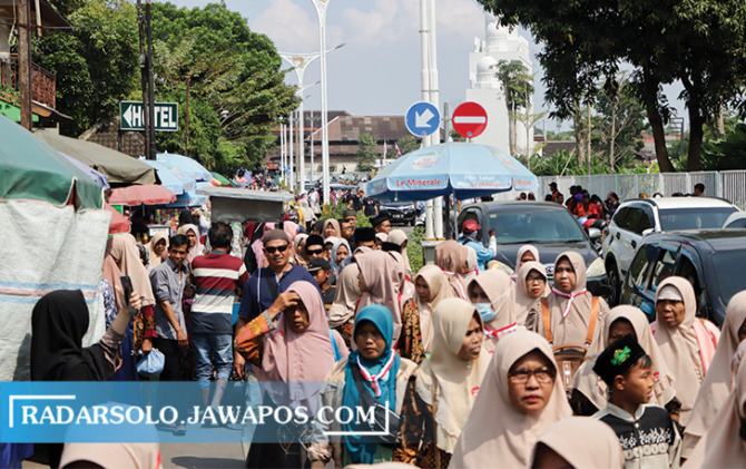 RAMAI: Ilustrasi keramaian pengunjung Masjid Raya Sheikh Zayed. Masjid bangunan Pemerintah Uni Emirat Arab (UEA) ini hampir tiap hari diserbu wisatawan. (M. IHSAN/RADAR SOLO)