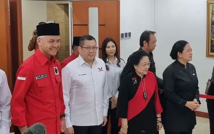 Ketua Umum Partai Perindo, Hary Tanoesoedibjo bersama Ketua Umum PDIP Megawati Soekarnoputri dan bakal capres Ganjar Pranowo di kantor DPP PDI Perjuangan, Menteng, Jakarta Pusat, Jumat (9/6). (Muhamad Ridwan/JawaPos.com)