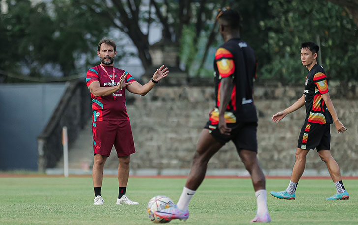 &nbsp;Head Coach Persis Solo Leonardo Medina saat melatih tim ini di Stadion Sriwedari, Rabu (14/6). (PERSIS SOLO OFFICIAL)