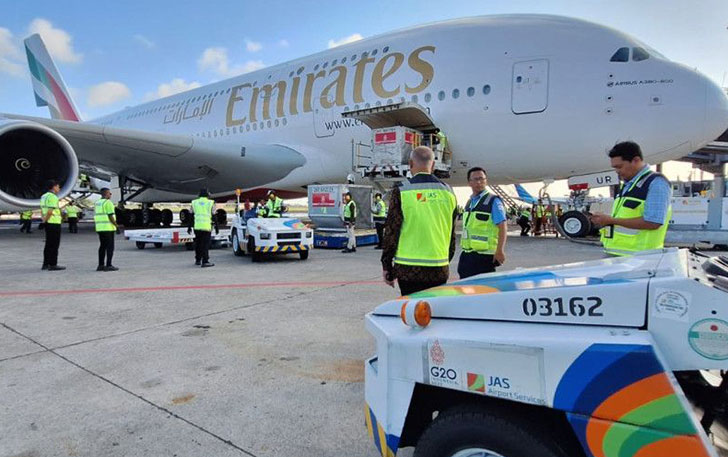 Pesawat komersial terbesar A380 milik Emirates mendarat perdana di Bandara Internasional I Gusti Ngurah Rai, Bali, Senin (1/6). (ANTARA/Jasa Angkasa Semesta)
