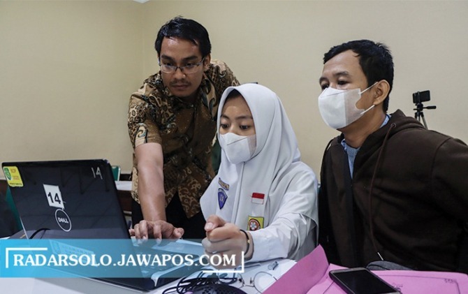 DAFTAR: Proses PPDB di SMAN 1 Surakarta kemarin. (M. IHSAN/RADAR SOLO)