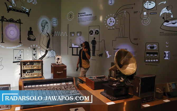 WAJAH BARU: Suasana museum di Lokananta, Jumat (2/6/2023). Revitalisasi Lokananta tak hanya menyajikan museum tapi juga ruang kreativitas seni dan UMKM. (M. IHSAN/RADAR SOLO)
