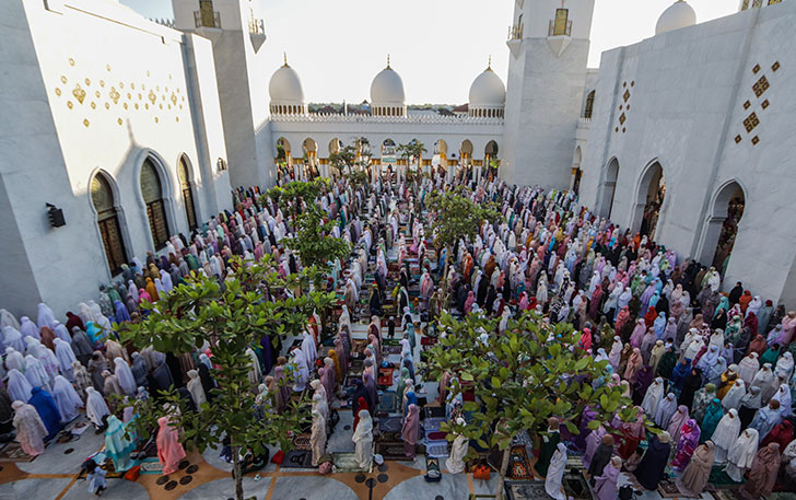 Jemaah salat Idul Adha di Masjid Raya Sheikh Zayed Solo, Kamis (29/6). (M.IHSAN/RADAR SOLO)
