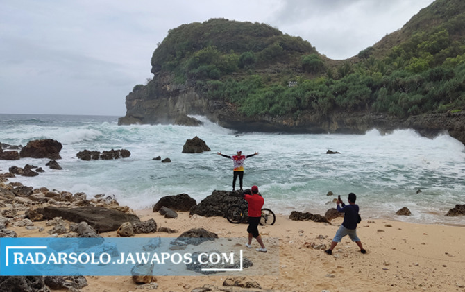 MASIH ALAMI: Pengunjung berfoto di bibir Pantai Sembukan, Desa/Kecamatan Paranggupito, Rabu (7/6). Pantai Sembukan dan Klotok akan dipercantik dengan anggaran Rp 10 miliar. (IWAN ADI LUHUNG/RADAR SOLO)