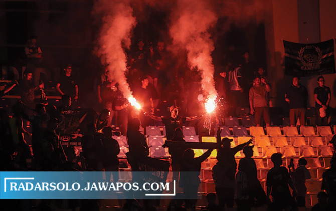 TAK TERPUJI: Suporter nekat menyalakan flare meski itu sudah dilarang pada laga uji coba Persis vs Persebaya, Sabtu lalu (24/6/2023). (M IHSAN/RADAR SOLO)