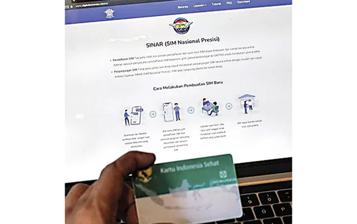 Warga mencari informasi pembuatan SIM melalui perangkat komputer. (ANTARA)