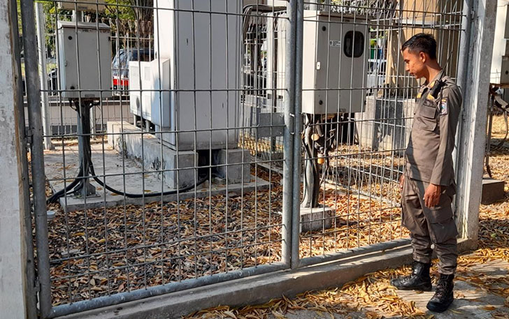 Tower milik provider telekomunikasi yang jadi sasaran pencurian di halaman kantor Setda Karanganyar. (RUDI H/RADAR SOLO)