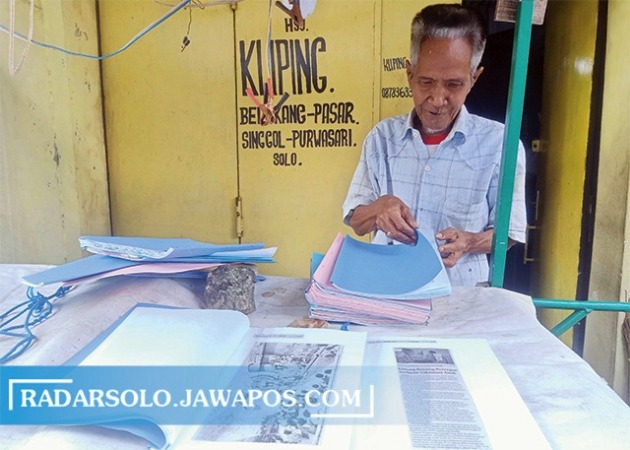 KONSISTENSI: Harsoyo sedang mengkliping koran di  rumahnya di Sondakan, Laweyan, Solo, Minggu (4/6/2023).(ANTONIUS CHRISTIAN/RADAR SOLO)