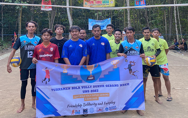 Peserta turnamen bola voli Dusung Gebeng dan Bulurejo yang diadakan oleh mahasiswa Fakultas Keolahragaan Universitas Sebelas Maret (UNS).