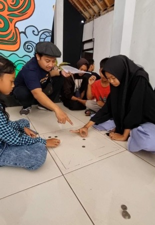 Anak-anak mengikuti lomba permainan tradisional dalam Festival Kampung Bocah di Balai Desa Sedayu, Kecamatan Pracimantoro, Kabupaten Wonogiri, Sabtu-Minggu (1-2/7/2023). (IWAN ADI LUHUNG/RADAR SOLO)