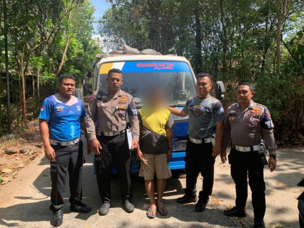 Polisi amankan pelaku tabrak lari di Jalan Raya Wonogiri-Wuryantoro, Kedungareng RT 04 RW 01, Desa Sendang, Kecamatan Wonogiri Kota, Minggu (2/7). (DOK.HUMAS POLRES WONOGIRI)