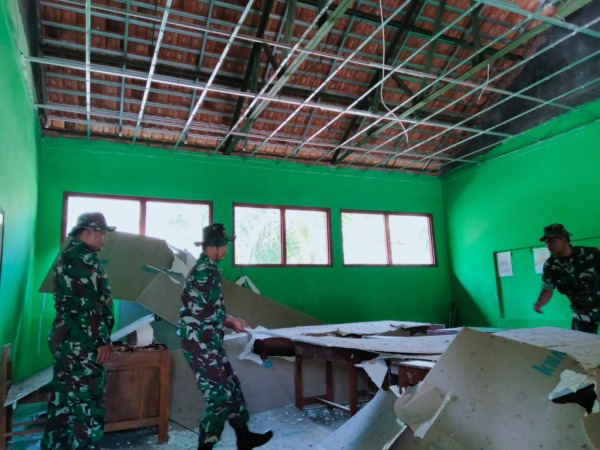 Upaya penanganan dampak gempa di ruang kelas III SDN 1 Kepuhsari, Kecamatan Manyaran belum lama ini. (DOK.WARGA)