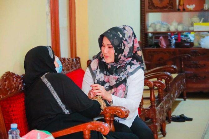 Bupati Klaten Sri Mulyani melayat di rumah duka almarhum Samiadji di Gumulan, Kecamatan Klaten Tengah, Rabu (5/7/2023). (Dokumentasi Bagian Prokopim Setda Klaten)