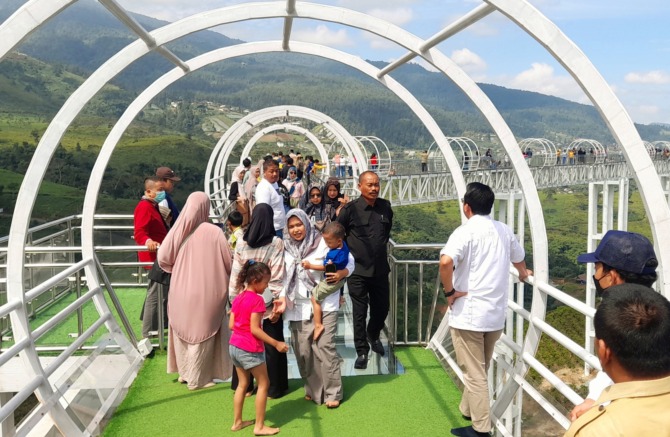 BANJIR WISATAWAN: Ketua Komisi B DPRD bersama sejumlah anggota, saat mendatangi proyek pembangunan jembatan kaca di Kemuning, Ngargoyoso, kemarin siang (3/7/2023). (RUDI HARTONO/RADAR SOLO)