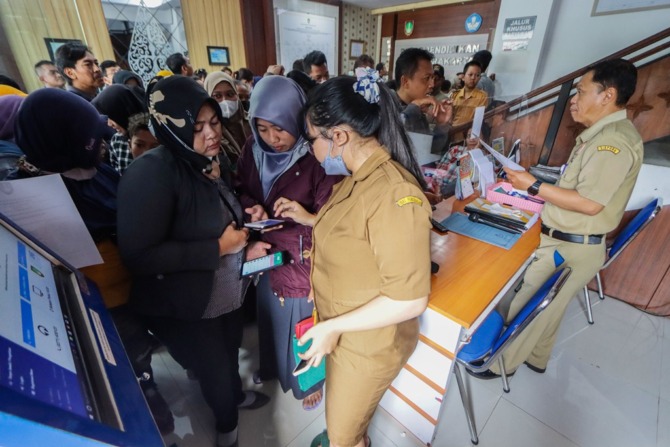 MEMBLUDAK: Wali Murid berkonsultasi terkait PPDB jalur zonasi di Dinas Pendidikan Kota Surakarta. (M IHSAN/RADAR SOLO)