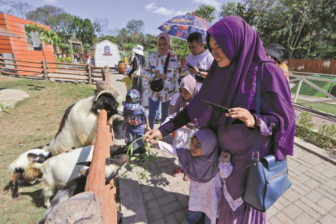 KASIH MAKAN: Anak-anak berwisata di Solo Safari untuk melihat berbagai jenis hewan, belum lama ini. (M. IHSAN/RADAR SOLO)