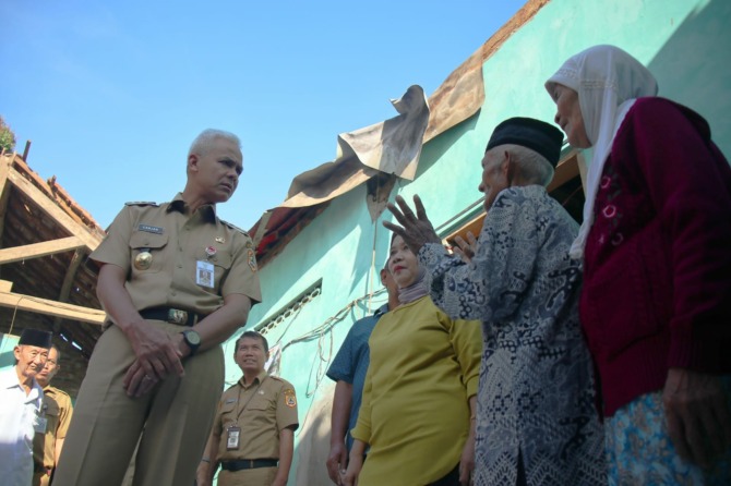 Gubernur Jateng Ganjar Pranowo cek dapur rumah Katimin, warga Dusun Karakan RT 02 RW 07 Desa Dlepih, Kecamatan Tirtomoyo, Kabupaten Wonogiri yang roboh akibat gempa Bantul, Senin (3/7/2023). (IWAN ADI LUHUNG/RADAR SOLO)