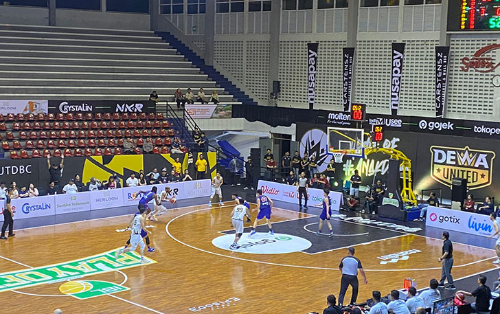 Dewa United membekuk RANS PIK Basketball dengan skor 76-62 di Sritex Arena, Senin (3/7). (MANNISA/RADAR SOLO)