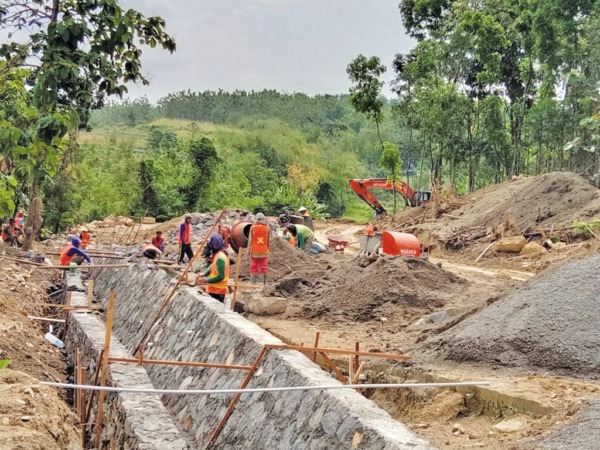 AKSES VITAL: Proyek jembatan penghubung Gilirejo Lama-Gilirejo Baru di Kecamatan Miri tahun lalu. (AHMAD KHAIRUDIN/RADAR SOLO)
