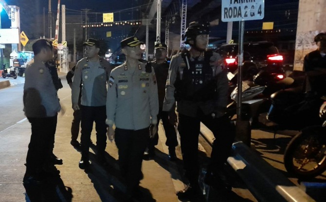 Kapolresta Surakarta Kombes Pol Iwan Setiadi (kanan) bersama Kapolres Karanganyar AKBP Jerold Hendra Kumontoy di Flyover Palur, Sabtu (1/7/2023) malam. (RUDI HARTONO/RADAR SOLO)