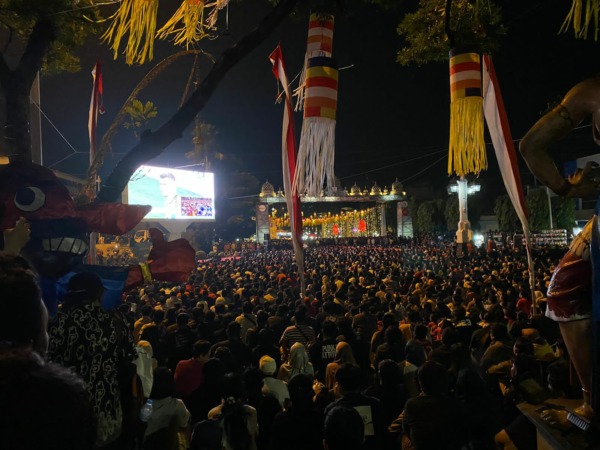 Suasana nobar di depan kompleks Balai Kota Surakarta belum lama ini. (MANNISA ELFIRA/RADAR SOLO)